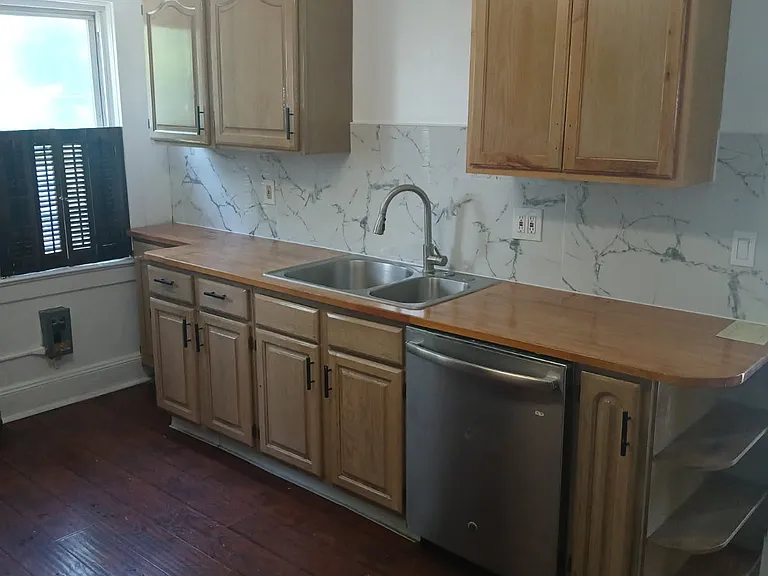 348 W State St — Photo 4