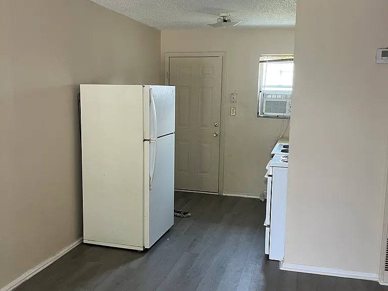 704 Hopkins St — Photo 3