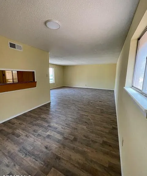 3031 Van Buren Ave — Photo 2