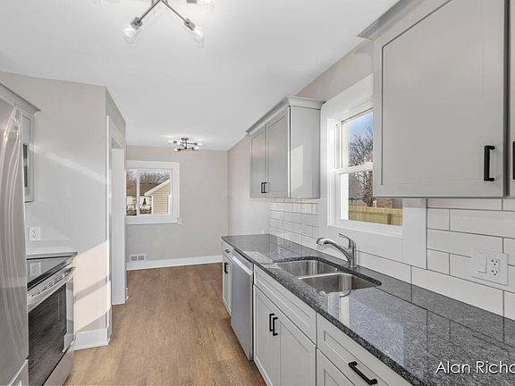 4th image of 405 Ferris St NW