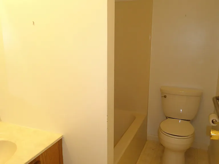 212 E Fairfax St — Photo 9