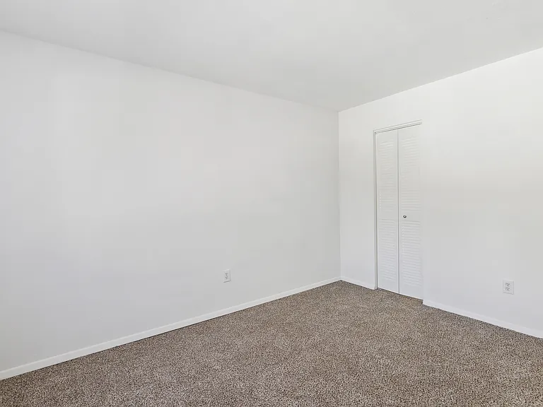 Fairway Club Apartments — Photo 31