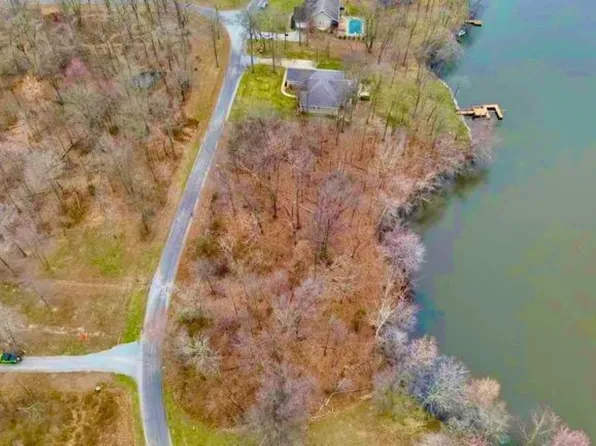 16 Moses Manor Dr, Benton, IL 62812