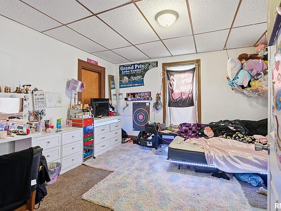 4th image of 625 N Division St