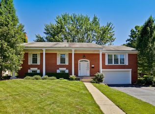 1083 W Hunting Dr, Palatine, IL 60067