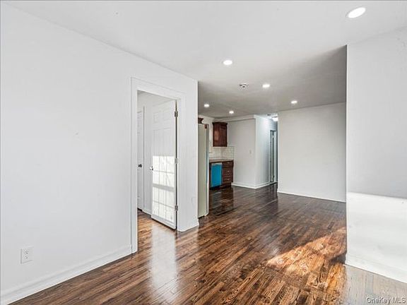 5th image of 953A E 217th St #3RDFLOOR