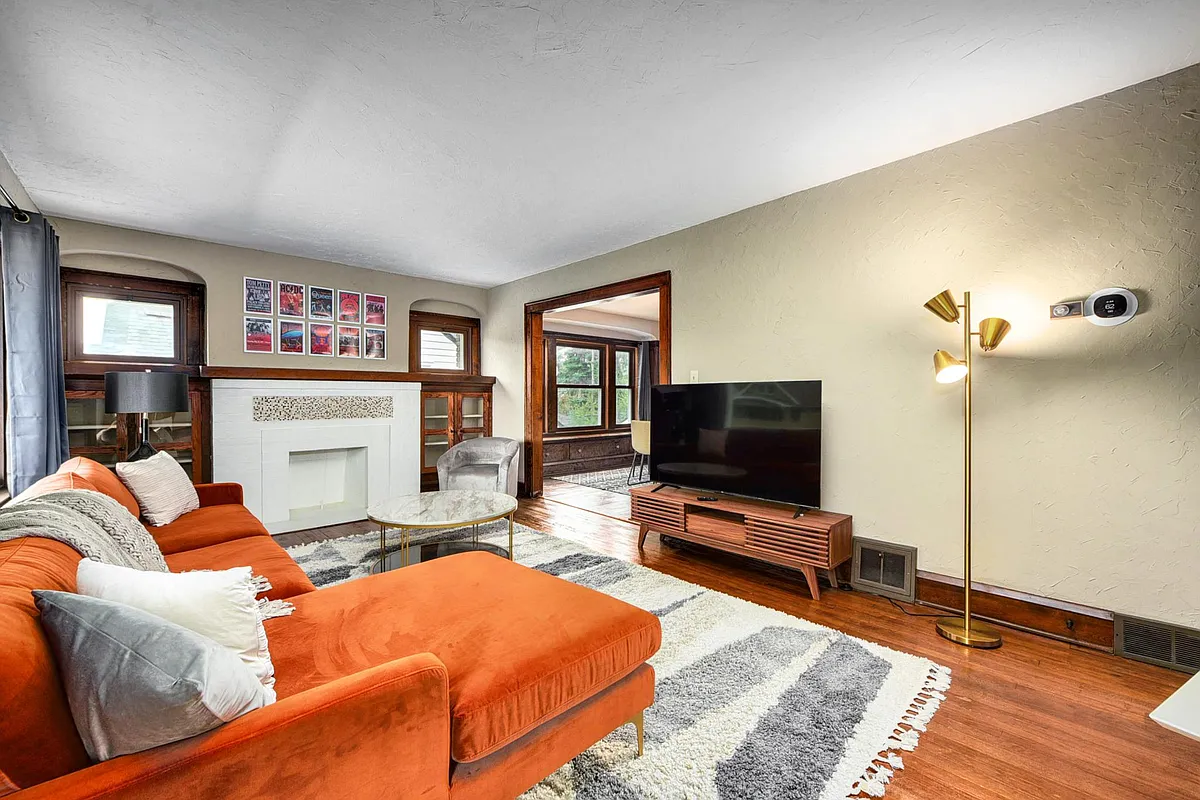Building Photo - 2523 E 124th St #2