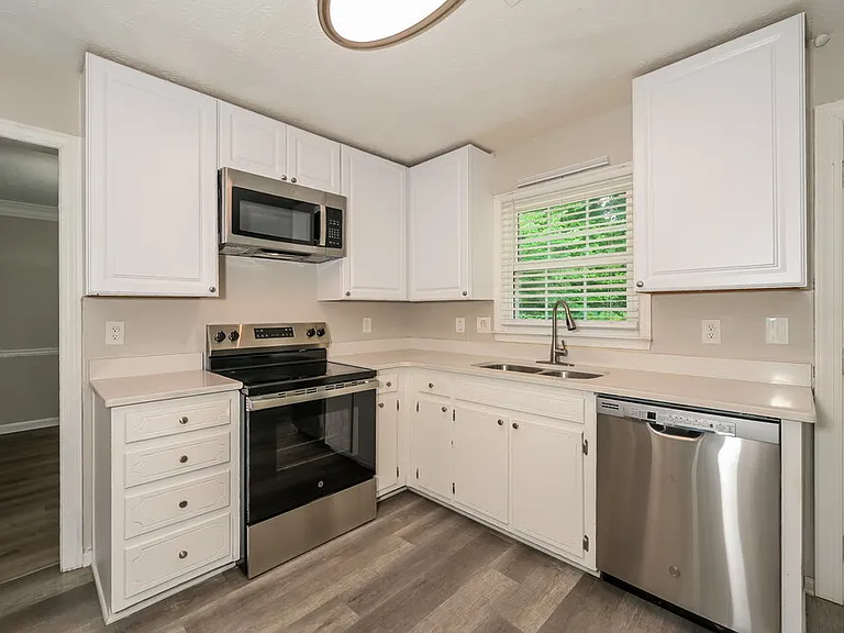 1070 Hunters Creek Ct — Photo 7