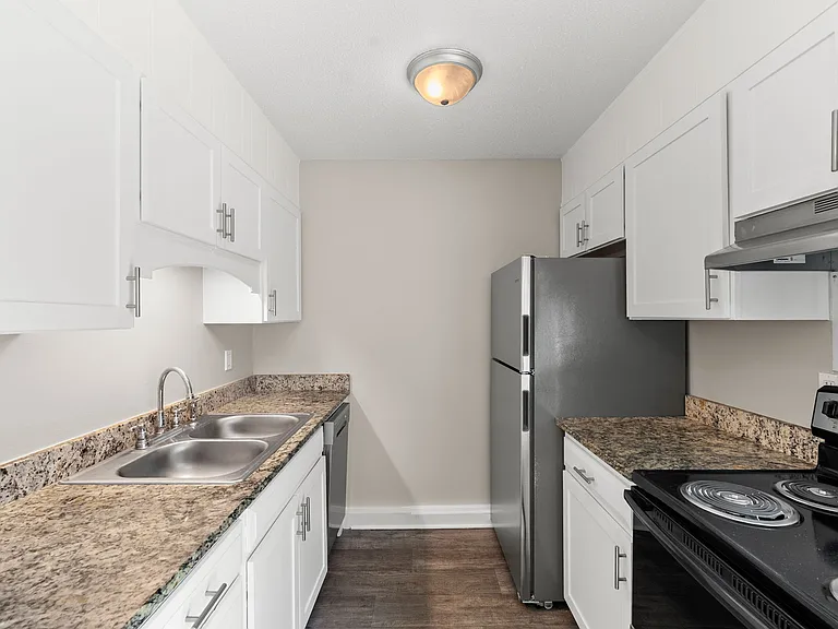 Country Club Apartments — Photo 27