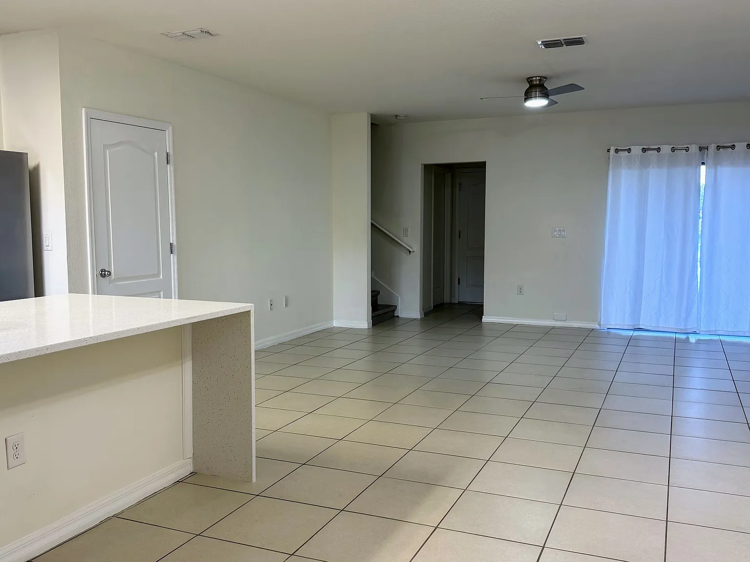 3 bed, 2.5 bath, 1672 sqft, $2,300 — Photo 2