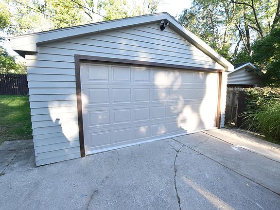 Oversized 2 car garage