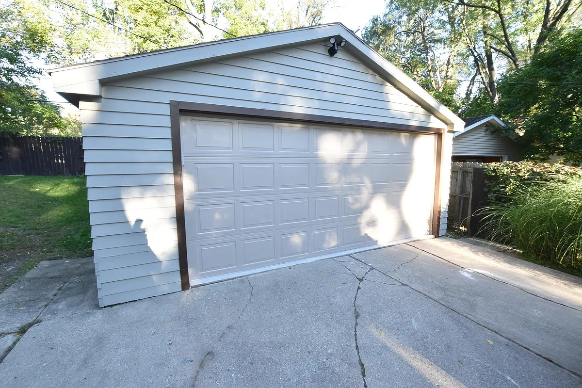 Oversized 2 car garage - 3234 Whitfield Dr