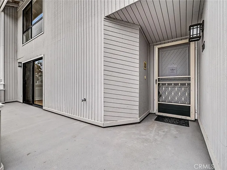 305 Columbia St — Photo 3