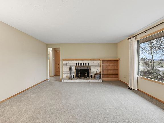 4th image of 3910 N Park Rd