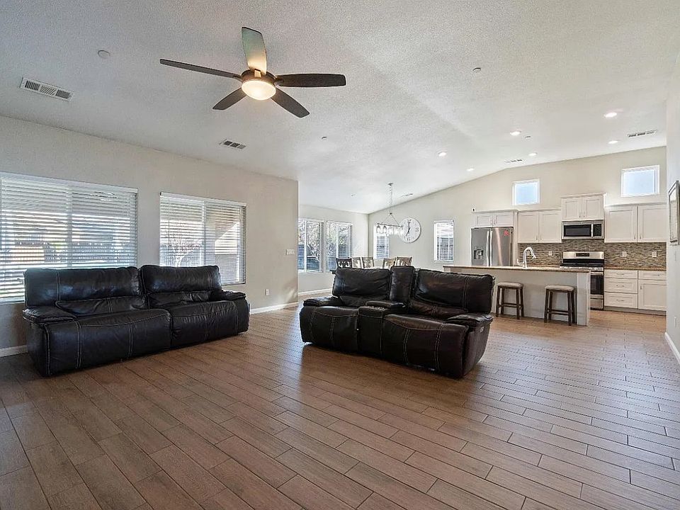 2nd image of 512 Cherry Ct
