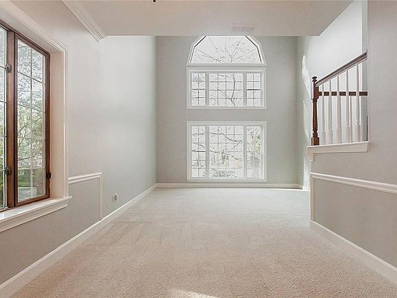 3rd image of 461 Shyrewood Dr