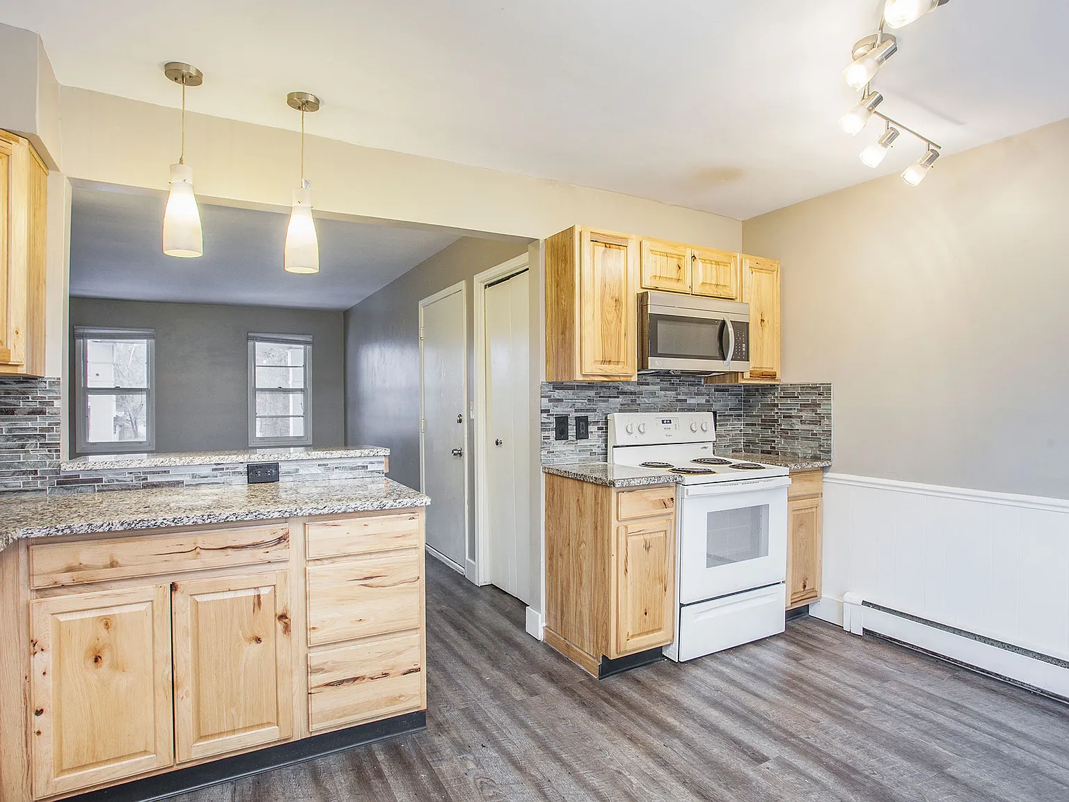 2 bed, 1.5 bath, 950 sqft, $1,195 — Photo 2