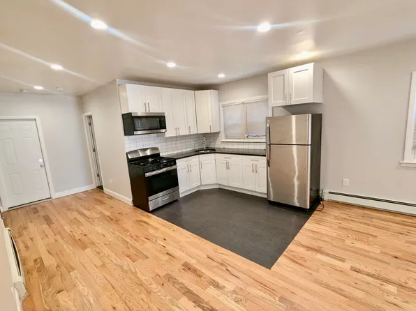 346 Danforth Avenue image 3 of 5