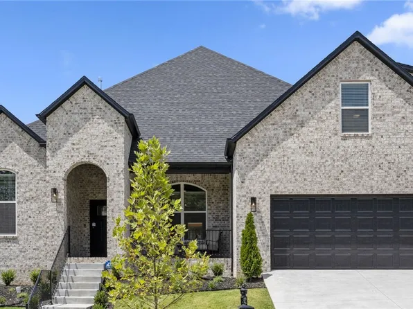 2825 N Chapel Dr, Fayetteville, AR 72704