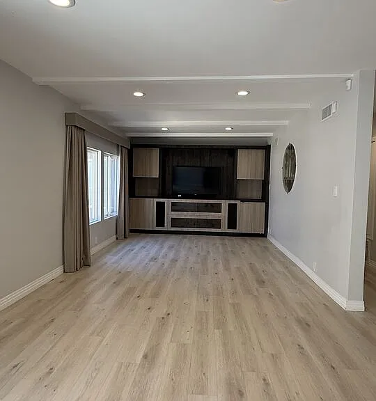 221 N Bowling Green Way — Photo 16