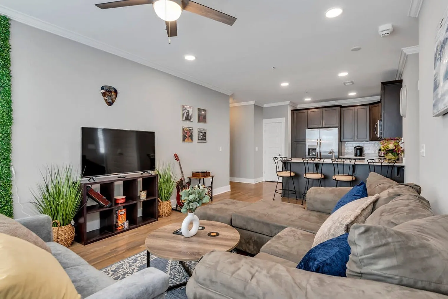 2 bed, 2.0 bath, 925 sqft, $3,371 — Photo 2