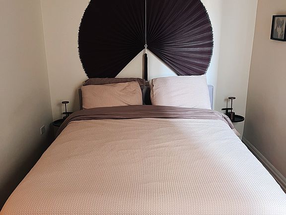4th image of 714 W Briar Place # Second Floor
