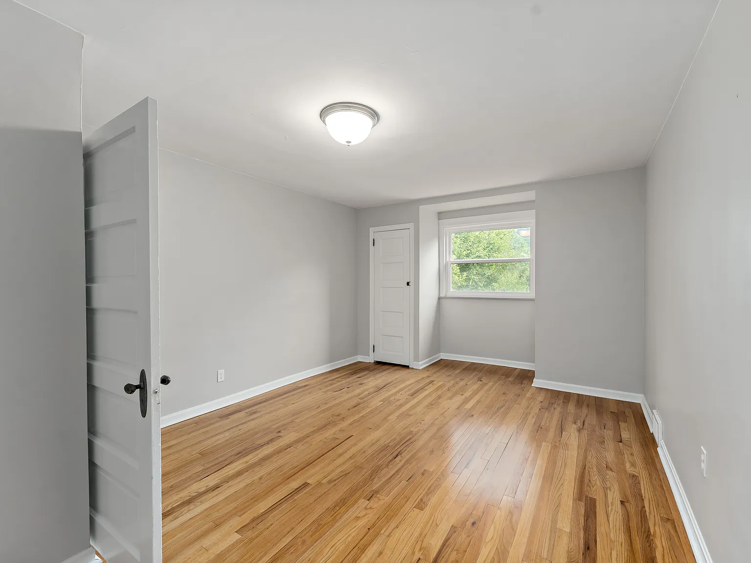 4 bed, 2.5 bath, 2026 sqft, $2,600 — Photo 2