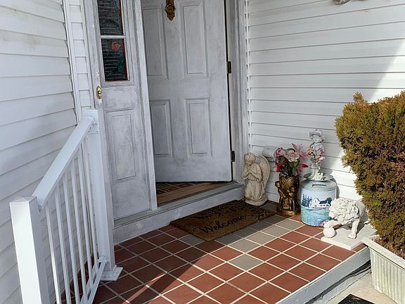 3rd image of 8 Westgate Ct