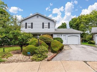 2 Sherwood Ln, Cedarhurst, NY 11516