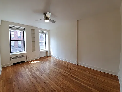 225 W 15th St Photo 1