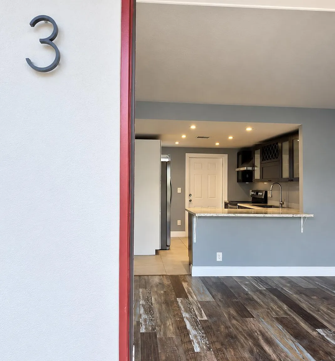2 bed, 1.0 bath, 975 sqft, $1,999 — Photo 2