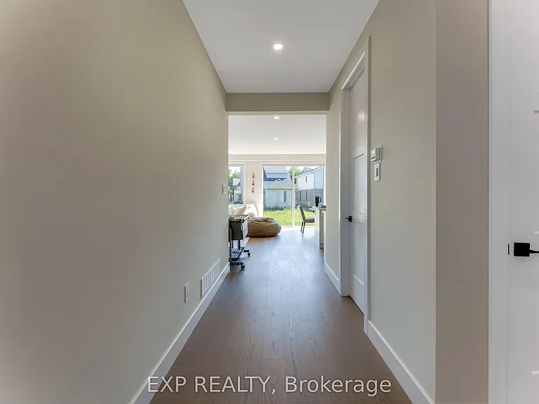 266 Hesselman Cres — Photo 5