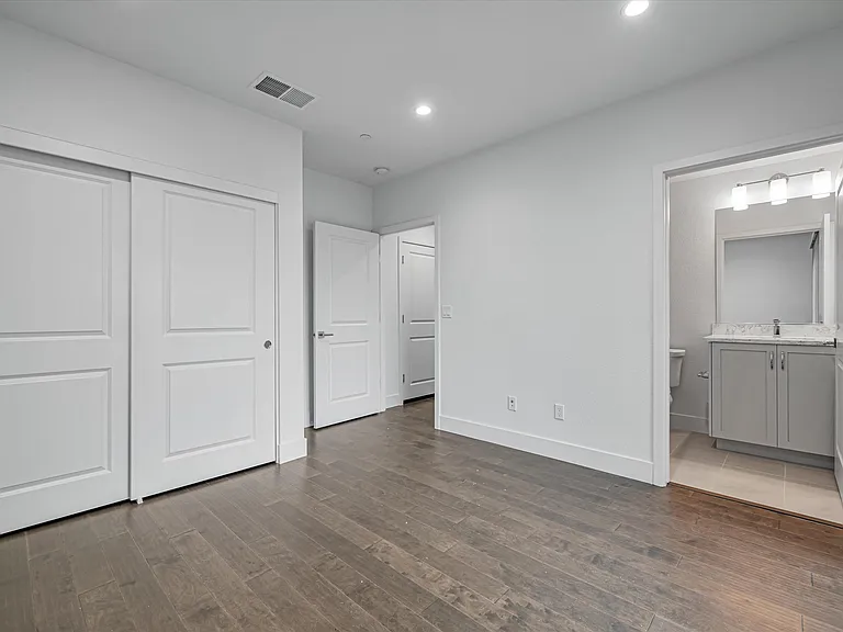 1010 Sinopia Ter — Photo 27