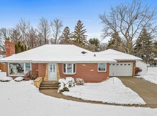 1141 Sandhurst Dr W, Roseville, MN 55113