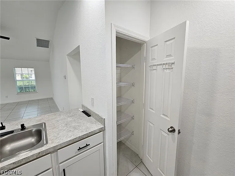 2523 NE 6th Pl — Photo 8