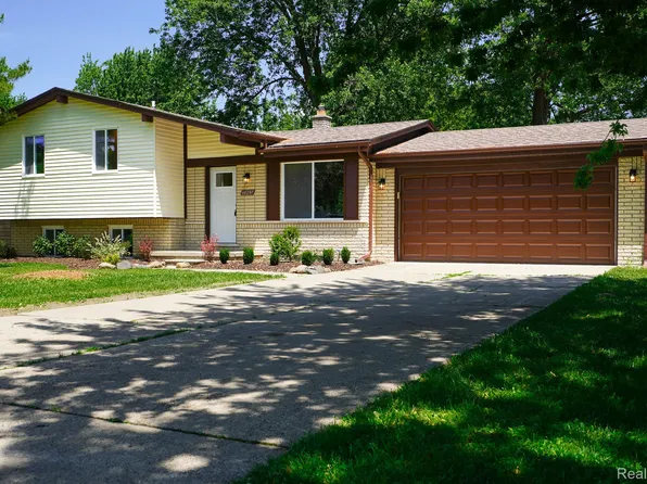 48297 Mallard Dr, Chesterfield, MI 48047