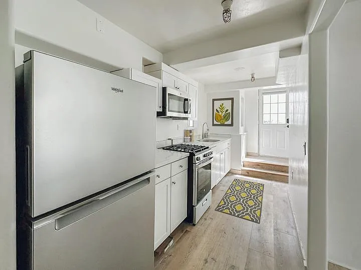 3 bed, 1025 sqft, $4,150 — Photo 2