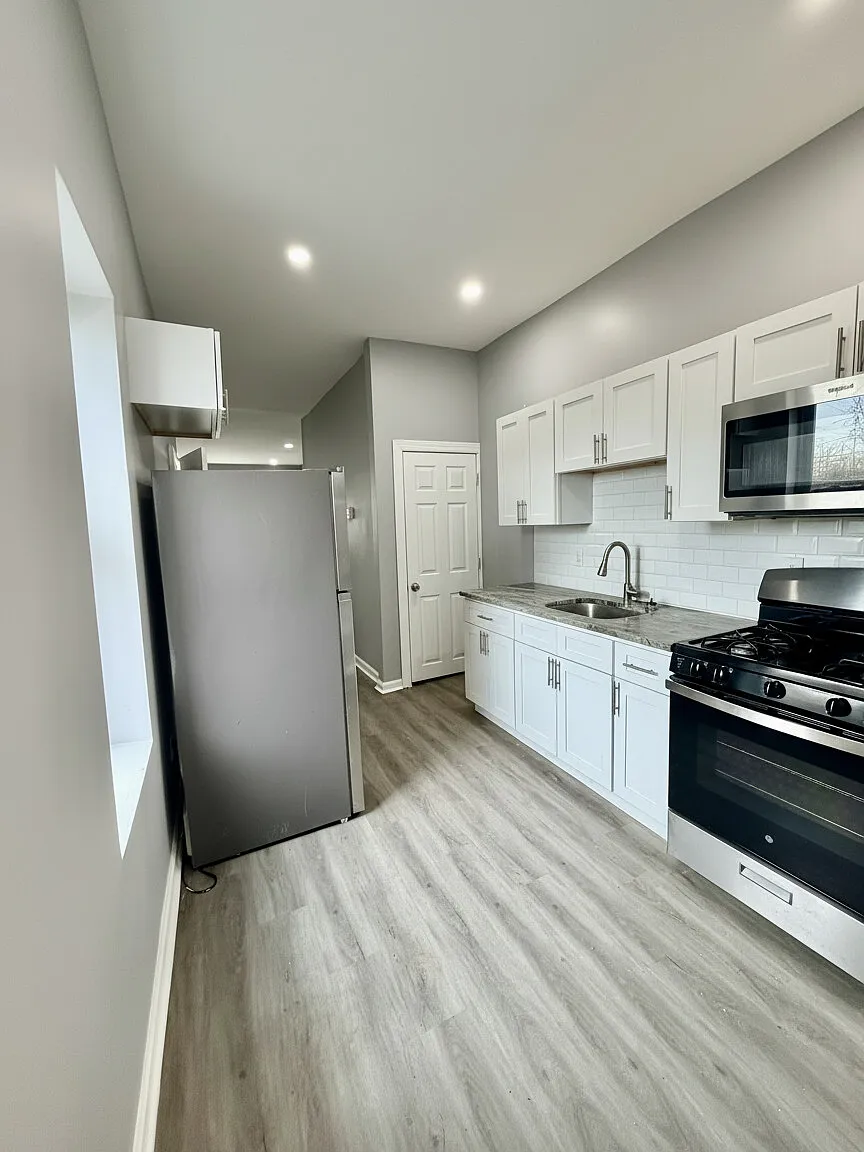Newly Renovated 3-Bedroom Home with Modern Kitchen & Backyard — Photo 4