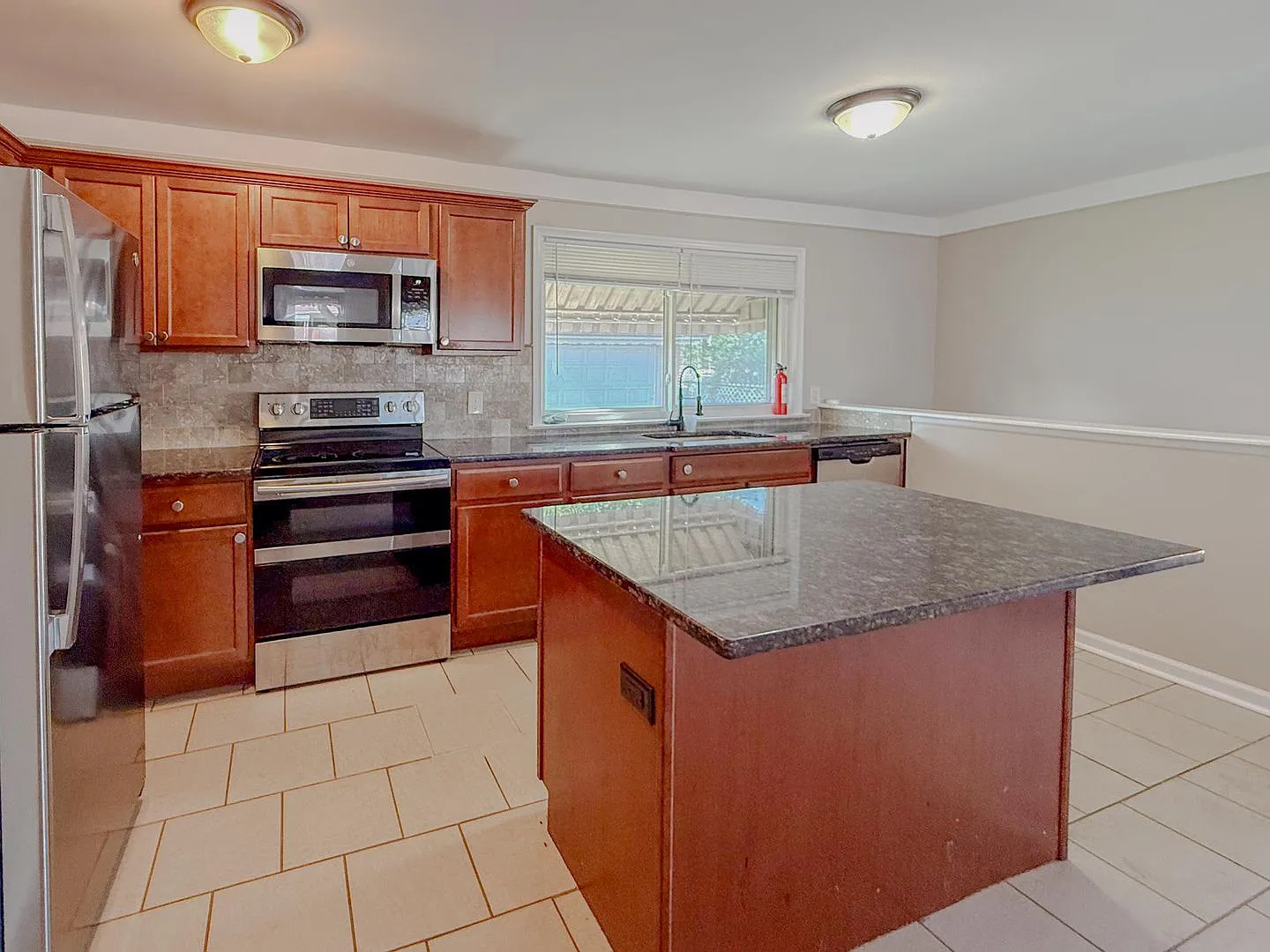 Comfort, Space & Convenience Beautiful 3-Bedroom Home for Rent in Westland! — Photo 4