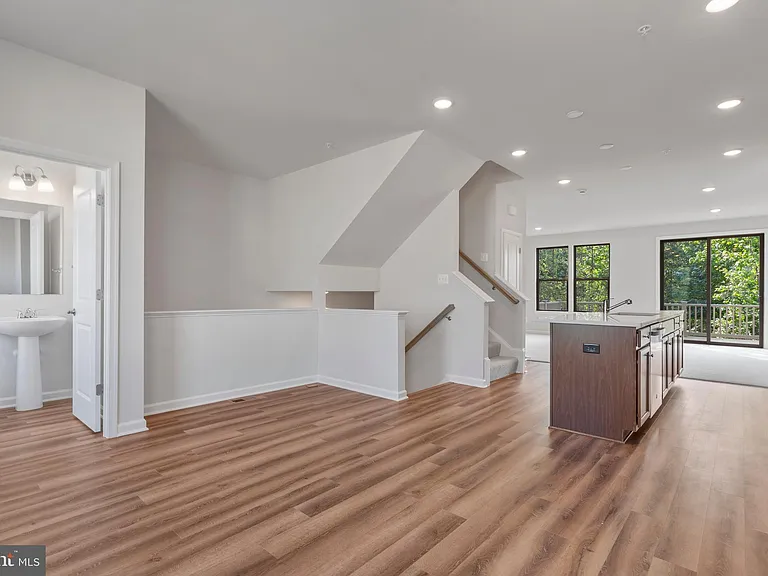 6947 Gladebrook Rd — Photo 10