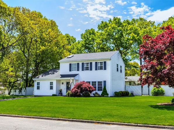 2 Blair Court, Coram, NY 11727