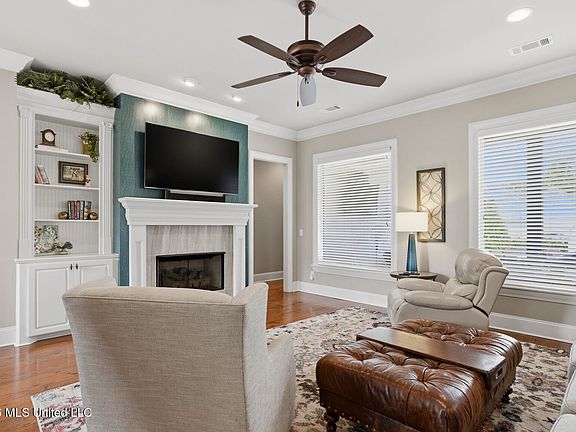 4th image of 100 Brittany Ct