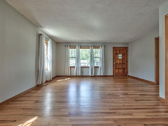 4th image of 2445 S 47th St