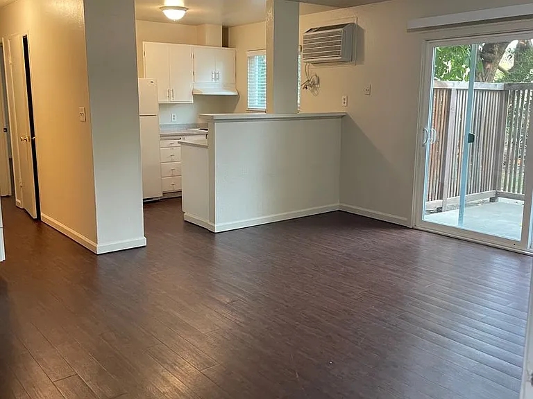 Chateau Apartments — Photo 7