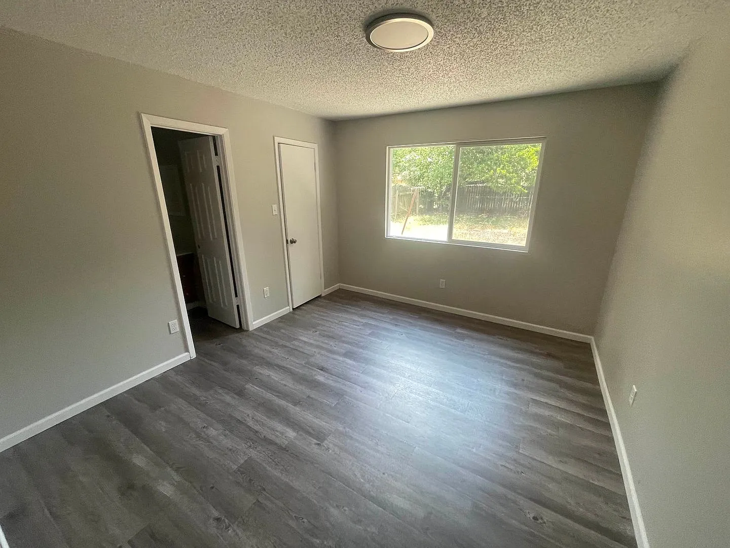 Spacious 5-Bedroom Home in a Great Neighborhood! — Photo 4