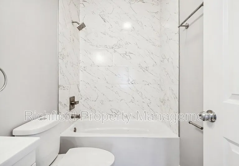 2034A E Maryland St — Photo 23