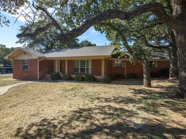 900 Lowrie St, Bowie, TX 76230