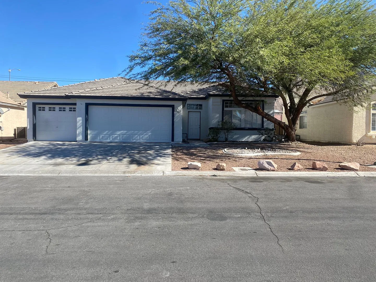 Single Story, 3 Bedroom, 3 Car Garage. 89156 — Photo 1