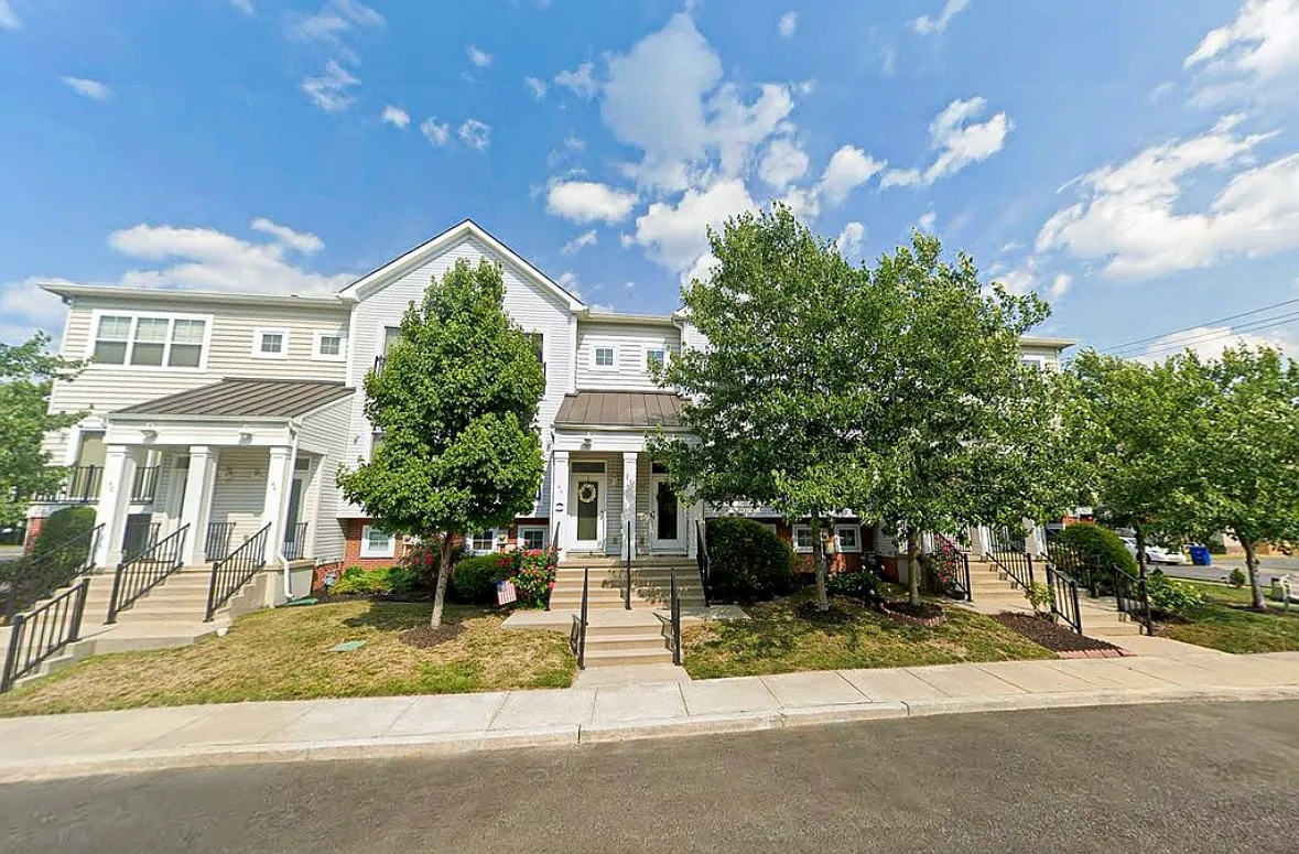 3 bed, 1256 sqft, $3,000 — Photo 1