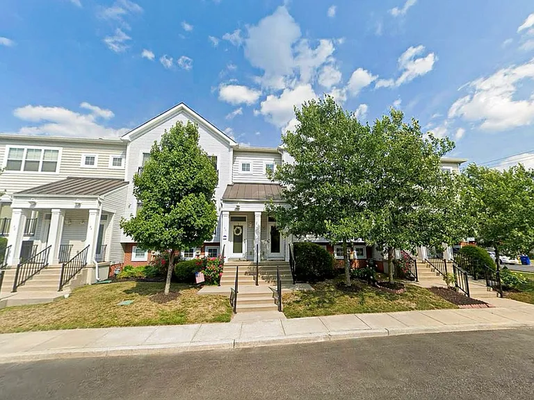 48 S Poplar St — Photo 1